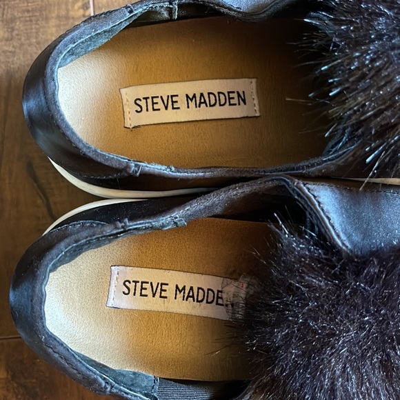 Steve Madden Pom pom shoe. - Picture 2 of 2